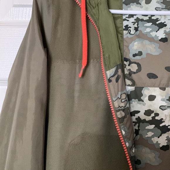 The North Face Women’s Windbreaker Size small Camo - Picture 7 of 7